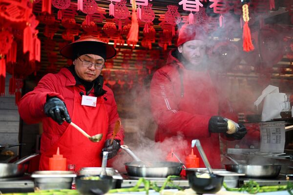 中国大厨在做中餐。 - 俄罗斯卫星通讯社