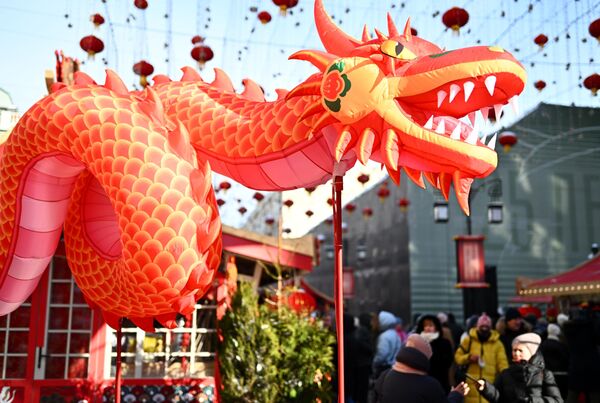 俄罗斯，莫斯科，“莫斯科中国新年”节活动上的龙形艺术装置 - 俄罗斯卫星通讯社