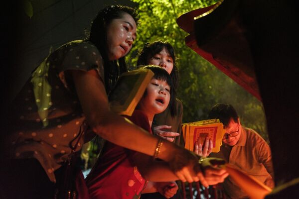 印尼，一家人在龙年新年第一天进行祈福 - 俄罗斯卫星通讯社