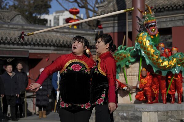 中国，北京，中国表演者正在东岳庙进行长矛表演 - 俄罗斯卫星通讯社