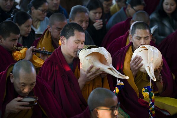 印度，一寺廟藏傳佛教僧侶們在中國農歷新年第一天的晨禱時吹響莊嚴的海螺號角 - 俄羅斯衛星通訊社