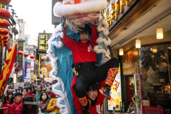 日本，横滨，一舞狮表演队正在街上表演 - 俄罗斯卫星通讯社