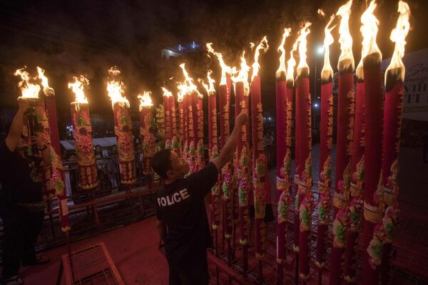 印度尼西亚，一中国男子在农历新年时点蜡烛 - 俄罗斯卫星通讯社