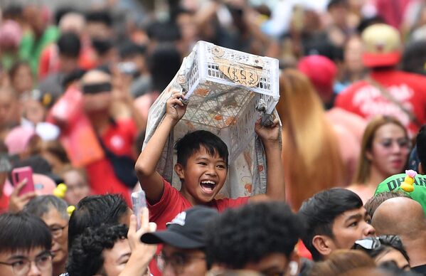 菲律宾，马尼拉，在庆祝活动中的一小男孩 - 俄罗斯卫星通讯社