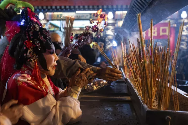 中國，香港，信徒們在寺廟燒第一柱香來祈福，以此迎接農歷龍年