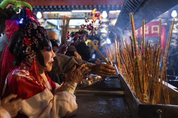 中国，香港，信徒们在寺庙烧第一柱香来祈福，以此迎接农历龙年 - 俄罗斯卫星通讯社