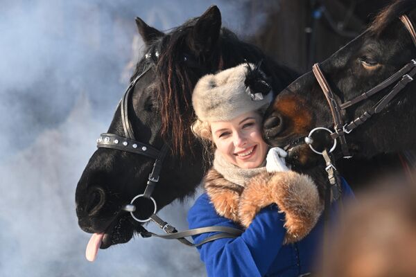 莫扎伊斯基城区阿凡波斯马术基地，参加猎马活动的女孩与马匹互动。 - 俄罗斯卫星通讯社