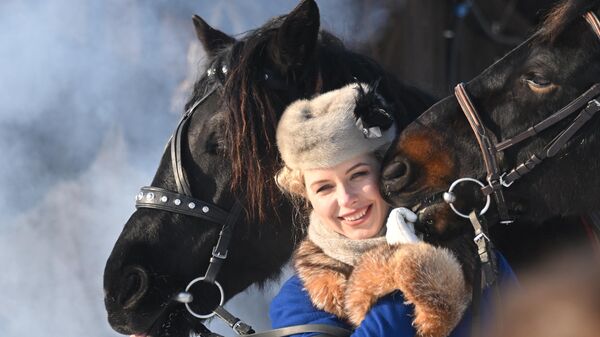 莫扎伊斯基城区阿凡波斯特马术基地，参加猎马活动的女孩与马匹互动。 - 俄罗斯卫星通讯社