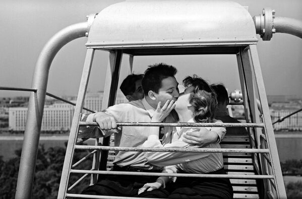 情侣们在莫斯科高尔基中央文化休闲公园乘坐摩天轮。 - 俄罗斯卫星通讯社
