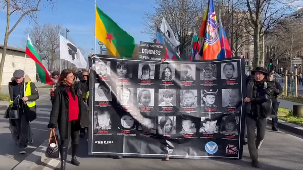 巴黎举行集会悼念顿巴斯死难儿童 - 俄罗斯卫星通讯社