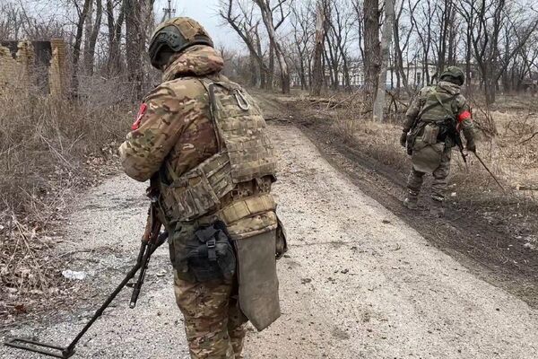 俄军“中央”集群工程兵部队军人开始对阿夫杰耶夫卡的道路和建筑物进行排雷。 - 俄罗斯卫星通讯社