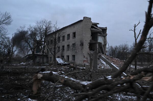 一栋因炮击而受损的住宅楼 - 俄罗斯卫星通讯社