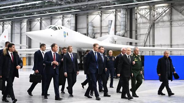 俄罗斯总统到访喀山航空厂，参观4架改进型图-160M飞机 - 俄罗斯卫星通讯社