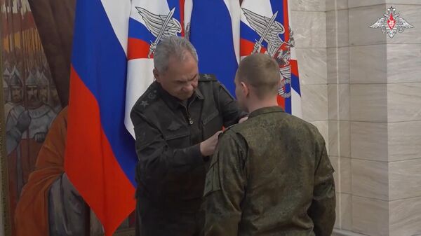 俄国防部：绍伊古在联合部队集群司令部向军人颁发国家奖章 - 俄罗斯卫星通讯社