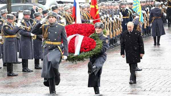 普京在祖国保卫者日向无名烈士墓敬献花圈 - 俄罗斯卫星通讯社
