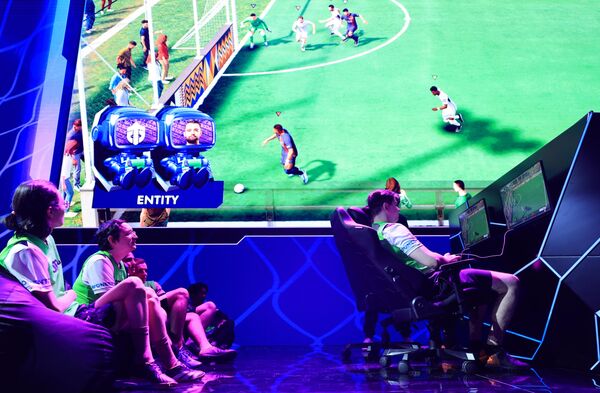 喀山“未来运动会”Dota 2项目 Entity战队（欧洲/独联体）与BOOM Esports战队（秘鲁）的足球表演赛。 - 俄罗斯卫星通讯社