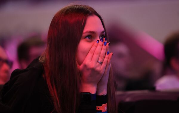 一名粉丝在喀山观看 LGD Gaming（中国）与 Xtreme Gaming（中国）在“未来运动会”Phygital MOBA dota 2+超级总决赛项目决赛。 - 俄罗斯卫星通讯社