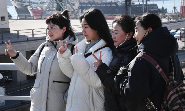 中國遊客在符拉迪沃斯托克海事站拍照。 - 俄羅斯衛星通訊社