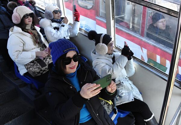 中国游客在符拉迪沃斯托克乘坐缆车。 - 俄罗斯卫星通讯社