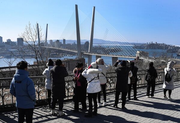 中國遊客在符拉迪沃斯托克金橋附近拍照。 - 俄羅斯衛星通訊社