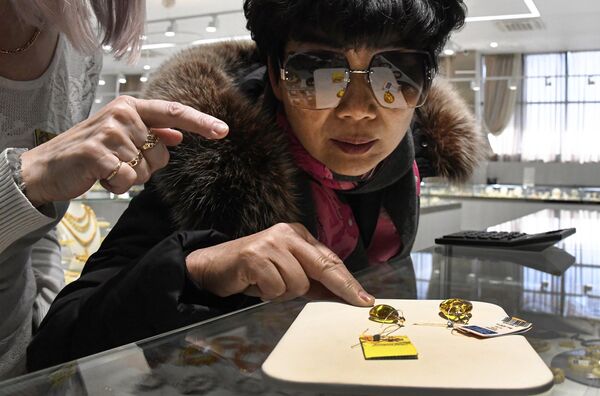 中國遊客在符拉迪沃斯托克的珠寶店選購。 - 俄羅斯衛星通訊社