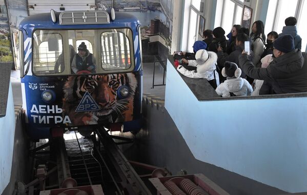 中国游客在符拉迪沃斯托克乘坐缆车。 - 俄罗斯卫星通讯社