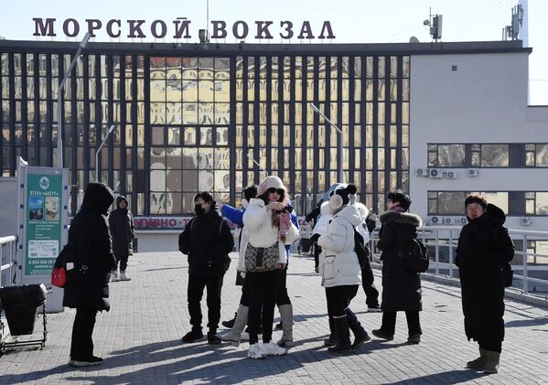 中国游客在符拉迪沃斯托克海事站附近游览。 - 俄罗斯卫星通讯社