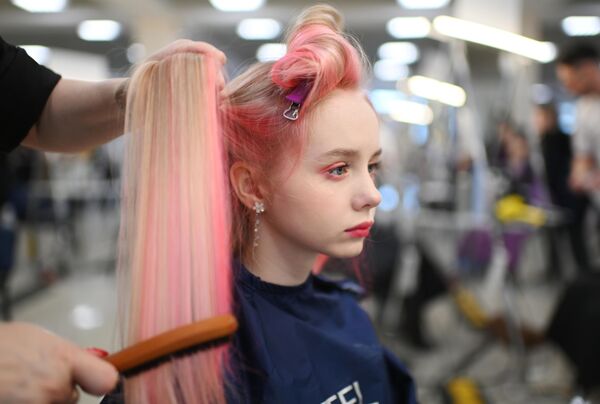 一名參賽者正在為模特設計髮型 - 俄羅斯衛星通訊社