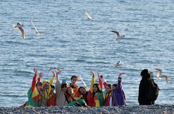 世界青年節的參與者在“天狼星”聯邦教育中心黑海沿岸遊玩。 - 俄羅斯衛星通訊社