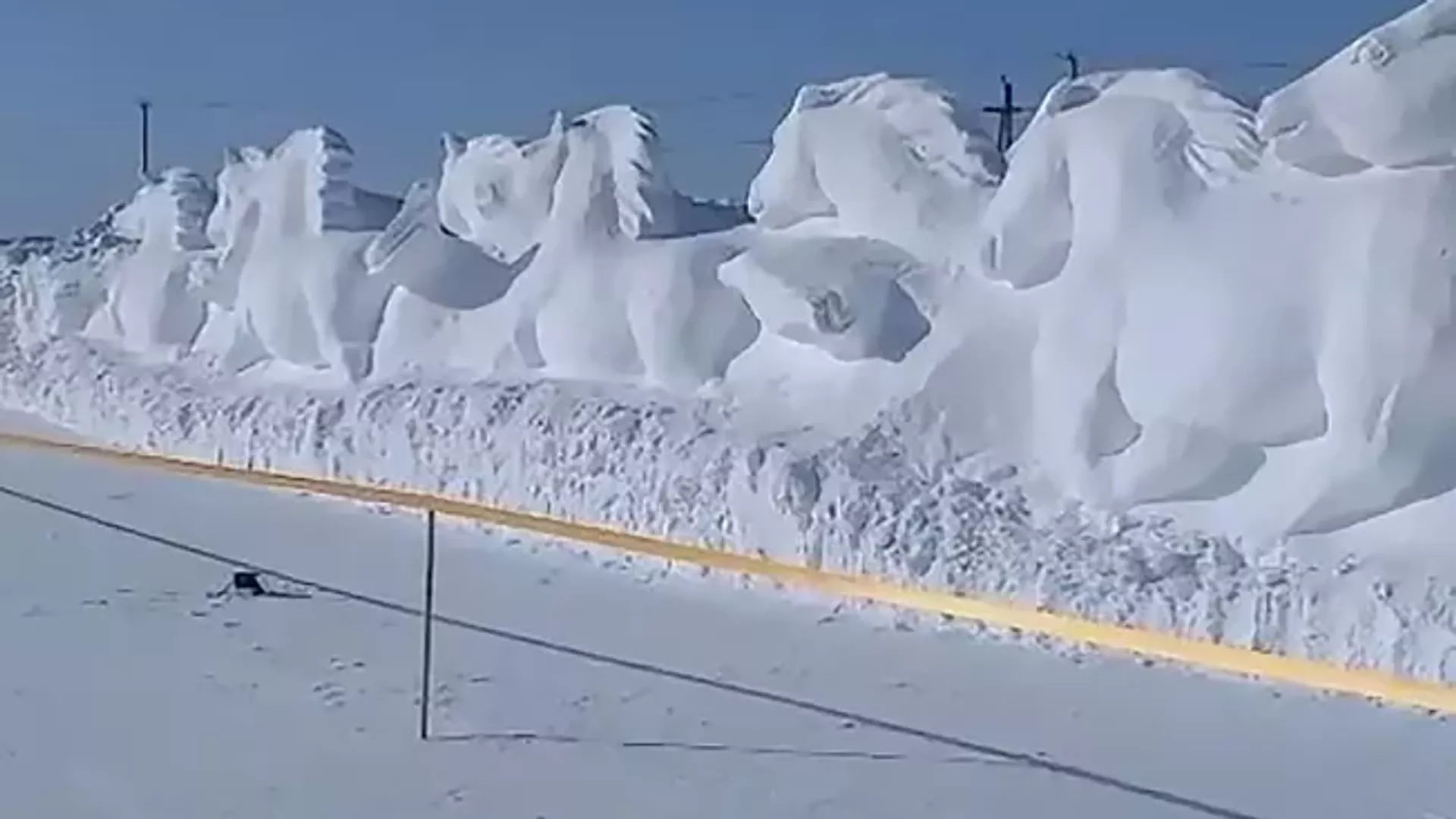 俄羅斯雅庫特大師在瑪雅村用雪雕出超過 50米長的馬群