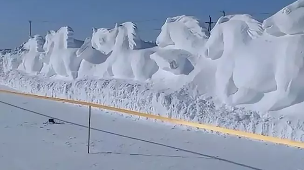 俄羅斯雅庫特大師在瑪雅村用雪雕出超過 50米長的馬群 - 俄羅斯衛星通訊社