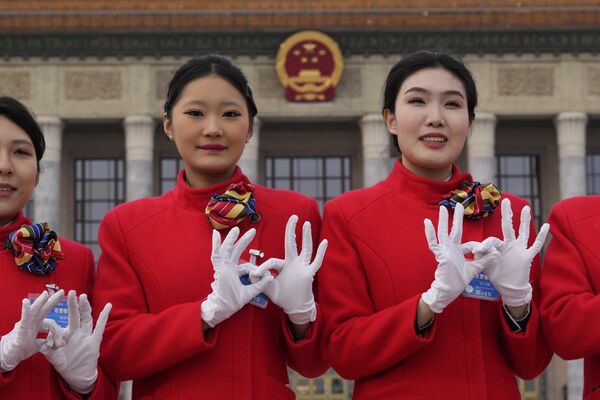 2024年3月4日，星期一，中國十四屆全國人大二次會議開幕前夕，禮儀人員在人民大會堂外拍照留影。 - 俄羅斯衛星通訊社