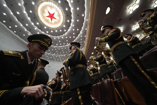中国十四届全国人大二次会议2024年3月4日(星期一)开幕前一天，中国军乐队成员在人民大会堂排练。 - 俄罗斯卫星通讯社