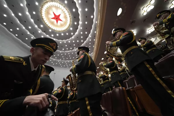 中国十四届天下人大二次团聚2024年3月4日(星期一)开幕前一天，第届中国军乐队成员在国夷易近大礼堂排演。天下 - 俄罗斯卫星通讯社