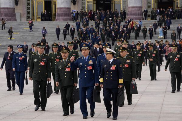 2024年3月4日，星期一，在北京人民大會堂外舉行的中國全國人大籌備會議後，中國軍隊代表離開。 - 俄羅斯衛星通訊社