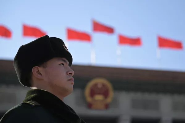 2024年3月3日，在一年一度的立法团聚“两会”召开前夜，一位中国国夷易近约束军战士在北京国夷易近大礼堂站岗。 - 俄罗斯卫星通讯社
