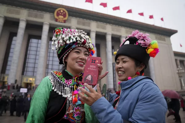 3月5日,少數民族代表在人民大會堂外歡聚一堂。當天,第十四屆全國人大二次會議在北京人民大會堂開幕。中國國務院總理李強在政府工作報告中指出,今年中國GDP增長預期目標為5%左右。 3月5日,少數民族代表在人民大會堂外歡聚一堂。當天,第十四屆全國人大二次會議在北京人民大會堂開幕。中國國務院總理李強在政府工作報告中指出,今年中國GDP增長預期目標為5%左右。 - 俄羅斯衛星通訊社
