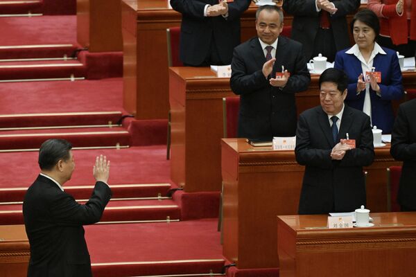 3月5日，北京，中國國家主席習近平（前左）出席第十四屆全國人大二次會議開幕會時向代表們揮手致意。 - 俄羅斯衛星通訊社