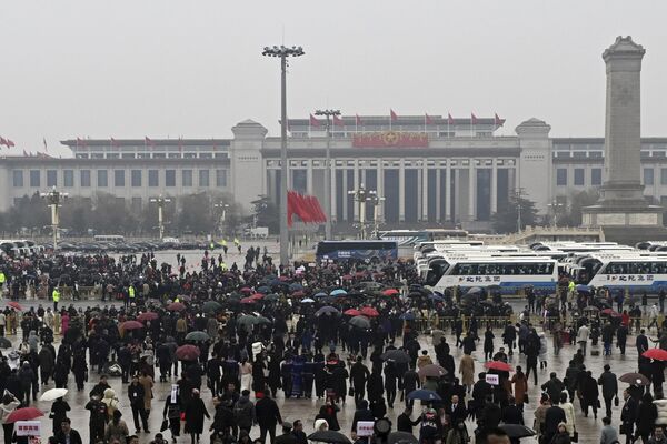 3月5日，北京，第十四届全国人大二次会议开幕会结束后，代表们离开人民大会堂。 - 俄罗斯卫星通讯社