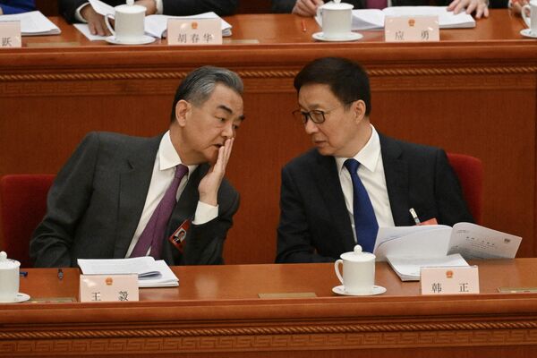 3月5日，中国国家副主席韩正和中国外交部长王毅（左）出席在北京人民大会堂举行的第十四届全国人民代表大会第二次会议开幕会。 - 俄罗斯卫星通讯社