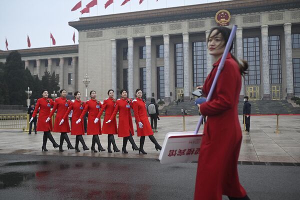 3月5日，北京，工作人员在人民大会堂前合影留念。 - 俄罗斯卫星通讯社