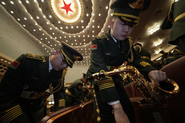 3月5日，第十四届全国人大二次会议在北京人民大会堂开幕。这是中国人民解放军军乐团在做开幕会前的准备。 - 俄罗斯卫星通讯社