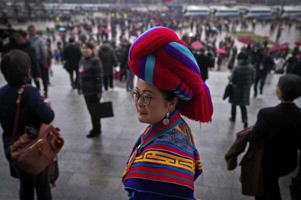 3月5日，北京，第十四届全国人大二次会议开幕会结束后，一名少数民族代表离开人民大会堂。 - 俄罗斯卫星通讯社