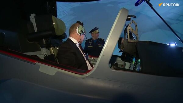 普京在克拉斯诺达尔坐进飞行模拟器驾舱 - 俄罗斯卫星通讯社