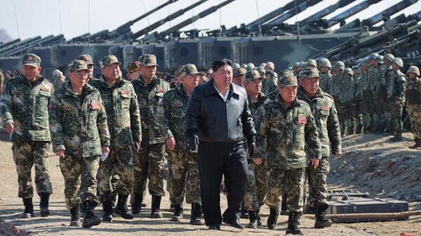 金正恩指导朝鲜人民军进行炮击训练 - 俄罗斯卫星通讯社