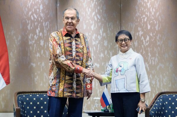 謝爾蓋·拉夫羅夫身著印度尼西亞傳統襯衫在雅加達與印度尼西亞外交部長蕾特諾·馬爾蘇迪會面。 - 俄羅斯衛星通訊社