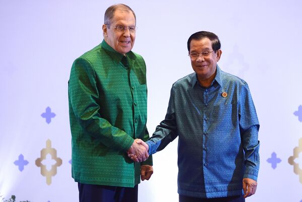 2022年，拉夫羅夫身著柬埔寨傳統襯衫，與柬埔寨時任首相洪森舉行會談。 - 俄羅斯衛星通訊社