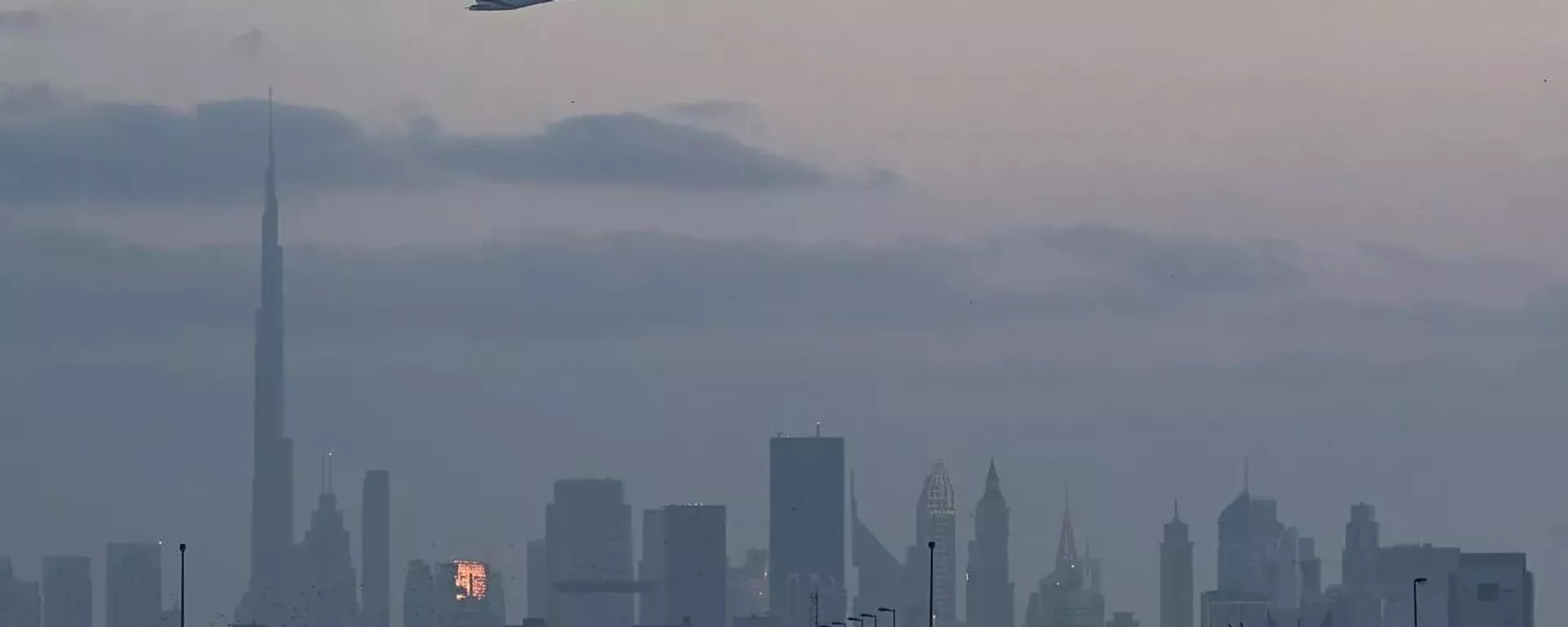 阿联酋国防部：自地区局势升级以来阿联酋已摧毁180枚导弹和750多架无人机 - 俄罗斯卫星通讯社, 1920, 03.03.2026