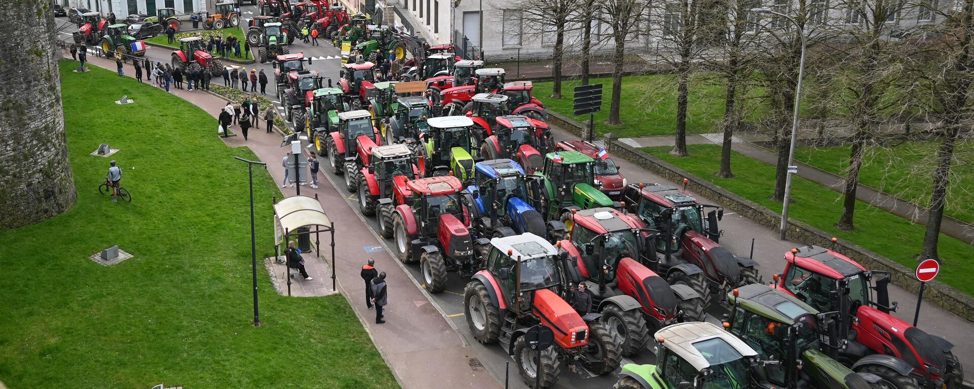 媒体：法国农民驾驶135辆拖拉机与渔民在港口示威 - 俄罗斯卫星通讯社, 1920, 10.03.2024