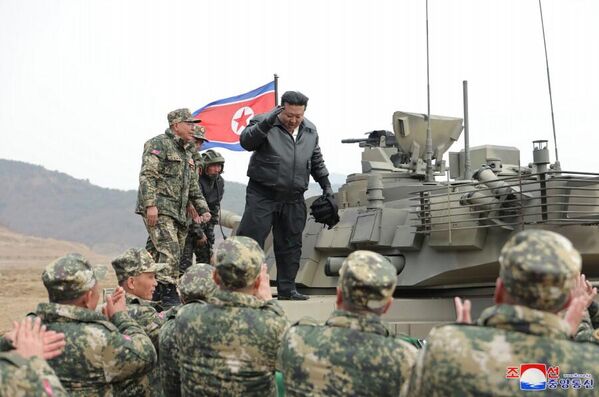 在朝鲜坦克兵大联合部队对抗训练赛上，朝鲜最高领导人金正恩正站在最新型坦克旁 - 俄罗斯卫星通讯社